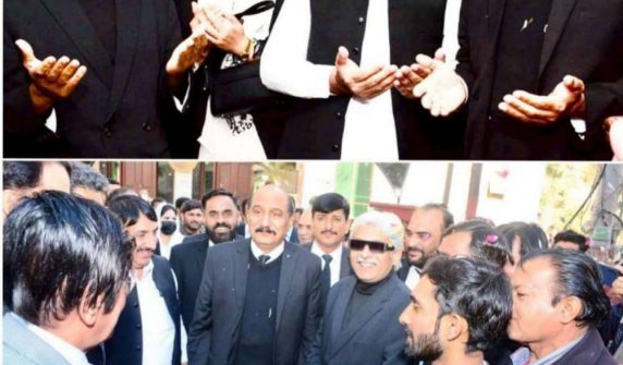 ڈسٹرکٹ اینڈ سیشن جج ساہیوال چودری ضیاء اللّه کی دیگر ججز کے ہمراہ ڈسٹرکٹ بار ساہیوال آمد استقبال کیا جا رہا ہے۔