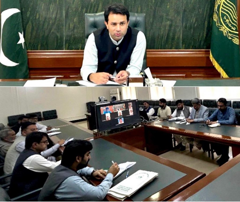ڈپٹی کمشنر عدیل حیدر چوہدری اجلاس کی صدارت کرتے ہوئے منڈی بہاؤالدین میں