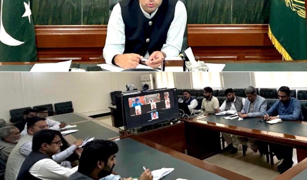 ڈپٹی کمشنر عدیل حیدر چوہدری اجلاس کی صدارت کرتے ہوئے منڈی بہاؤالدین میں