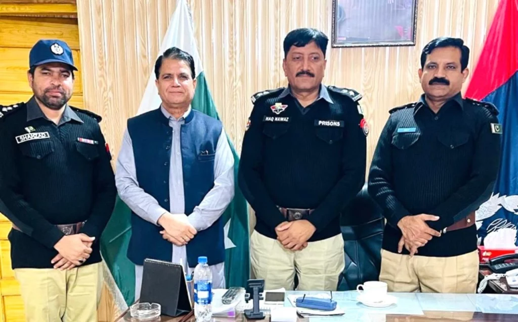 آئی جی جیل خانہ جات پنجاب میاں فاروق نذیر نے طوفانی بارشوں میں خدمات انجام دینے والے ڈسٹرکٹ جیل منڈی بہاؤالدین کے 43 جوانوں اور افسران کو لاکھوں روپے کے انعامات سے نوازا