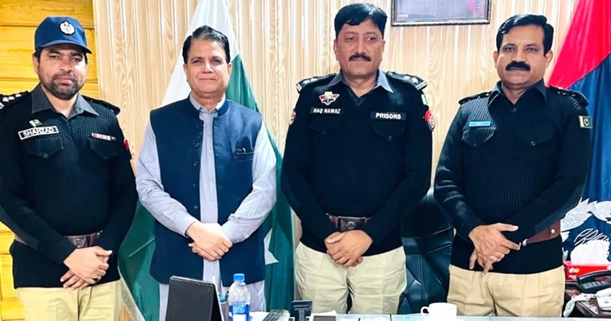 آئی جی جیل خانہ جات پنجاب میاں فاروق نذیر نے طوفانی بارشوں میں خدمات انجام دینے والے ڈسٹرکٹ جیل منڈی بہاؤالدین کے 43 جوانوں اور افسران کو لاکھوں روپے کے انعامات سے نوازا