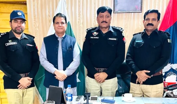 آئی جی جیل خانہ جات پنجاب میاں فاروق نذیر نے طوفانی بارشوں میں خدمات انجام دینے والے ڈسٹرکٹ جیل منڈی بہاؤالدین کے 43 جوانوں اور افسران کو لاکھوں روپے کے انعامات سے نوازا