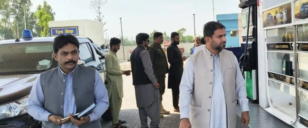 پٹرول پمپس معائنہ پھالیہ کے دوران اسسٹنٹ کمشنر سعید احمد پٹرول پمپ چیک کرتے ہوئے