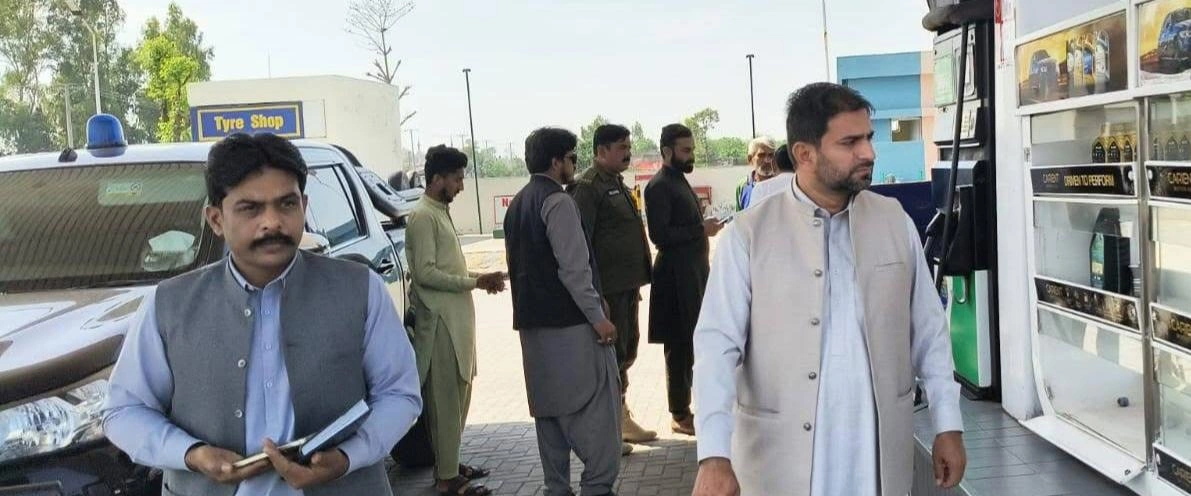 پٹرول پمپس معائنہ پھالیہ کے دوران اسسٹنٹ کمشنر سعید احمد پٹرول پمپ چیک کرتے ہوئے