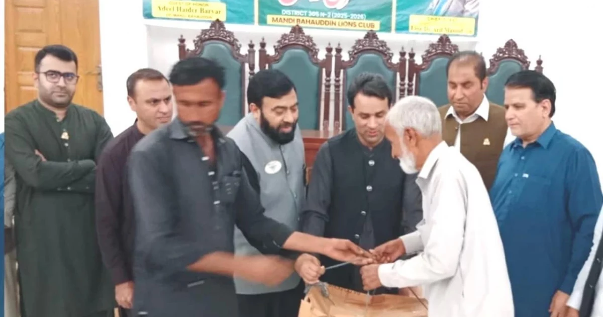 منڈی بہاؤالدین فلاحی تقریب کے دوران مستحق افراد میں وہیل چیئرز اور راشن بیگز تقسیم کیے جا رہے ہیں