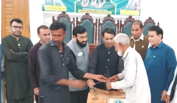 منڈی بہاؤالدین فلاحی تقریب کے دوران مستحق افراد میں وہیل چیئرز اور راشن بیگز تقسیم کیے جا رہے ہیں