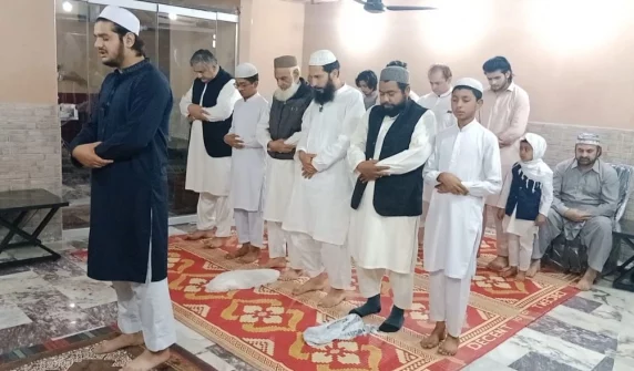 رمضان المبارک میں قرآنِ کریم کی تکمیلِ تراویح کی روحانی تقریب، مولانا عمران کی خصوصی شرکت اور خطاب