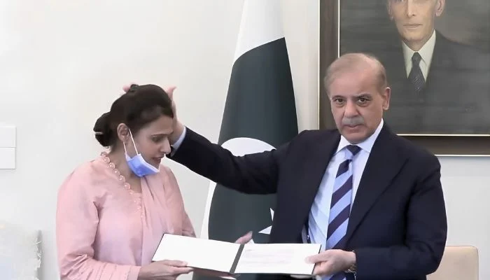 پی آئی ایم ایس نرس رضیہ نورین کو نومولود کی جان بچانے پر سول ایوارڈ