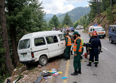 مری میں اسکول وین حادثے کا شکار، 10 بچے اور ڈرائیور زخمی