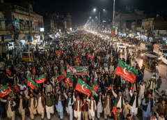 پی ٹی آئی کے لانگ مارچ میں شریک افراد پشاور پہنچتے ہوئے۔