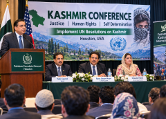 ہیوسٹن میں کشمیر کانفرنس کے دوران پاکستانی حکام اور مقررین اسٹیج پر موجود ہیں جبکہ پس منظر میں کشمیر کانفرنس کا بینر اور سامعین نظر آ رہے ہیں۔