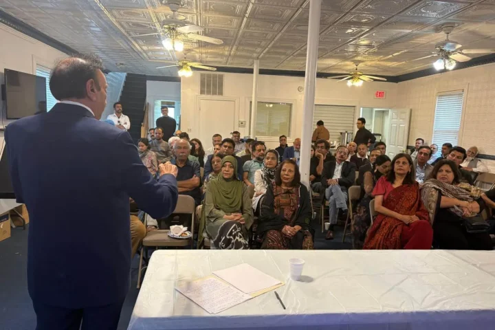 ورجینیا میں فیض کلچرل فاؤنڈیشن امریکہ کی تقریب، جہاں ادبی شخصیات فیض احمد فیض کی شاعری اور ادبی ورثے کو خراجِ تحسین پیش کر رہی ہیں۔ کاپی کریں