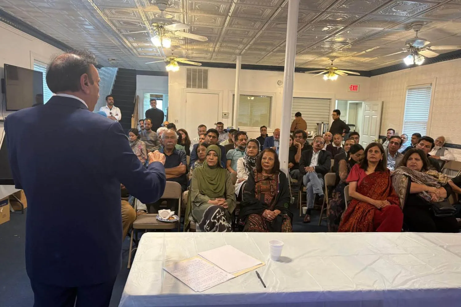 ورجینیا میں فیض کلچرل فاؤنڈیشن امریکہ کی تقریب، جہاں ادبی شخصیات فیض احمد فیض کی شاعری اور ادبی ورثے کو خراجِ تحسین پیش کر رہی ہیں۔ کاپی کریں