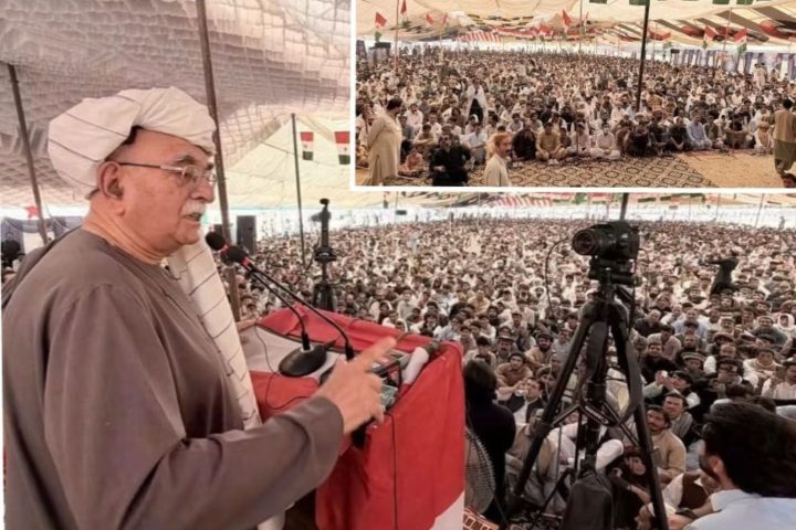 محمود خان اچکزئی ژوب میں پشتونخوا ملی عوامی پارٹی کے عوامی اجتماع سے خطاب کر رہے ہیں