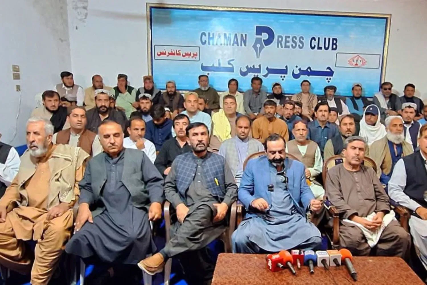 چمن میں اے این پی کی ہنگامی پریس کانفرنس Alt Text: چمن پریس کلب میں اے این پی رہنماؤں کی ہنگامی پریس کانفرنس کا منظر۔