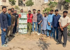 ملیر کراچی میں کمیونٹی شجرکاری مہم کے دوران رضاکار پھل دار پودے لگا رہے ہیں۔