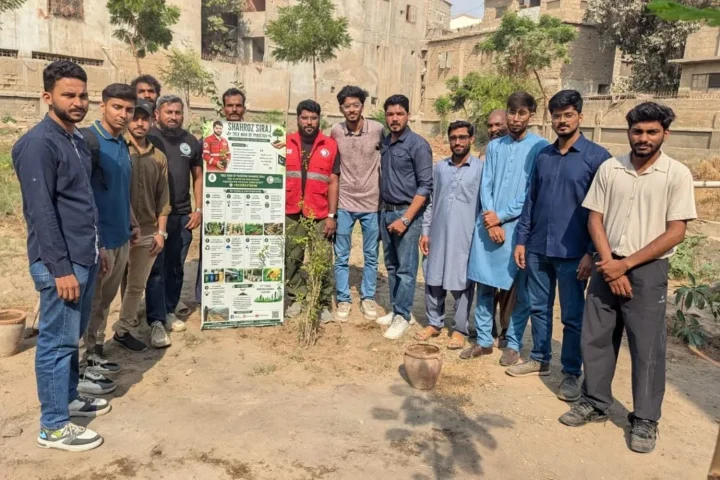 ملیر کراچی میں کمیونٹی شجرکاری مہم کے دوران رضاکار پھل دار پودے لگا رہے ہیں۔