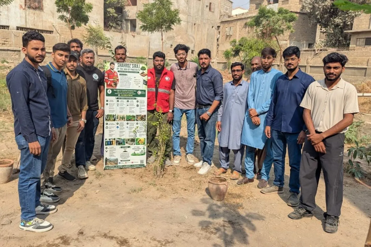 ملیر کراچی میں کمیونٹی شجرکاری مہم کے دوران رضاکار پھل دار پودے لگا رہے ہیں۔