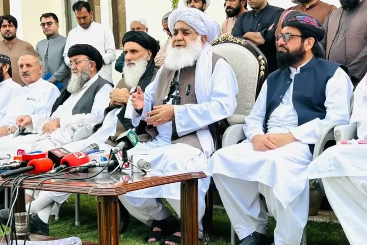 جمعیت علمائے اسلام کے سینیٹر مولانا عبدالواسع پریس کانفرنس سے خطاب کرتے ہوئے