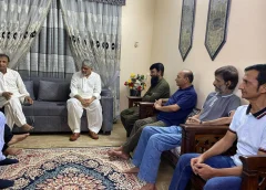 ایم کیو ایم پاکستان کے رہنما انیس قائم خانی کی تنویر احد خان کی عیادت، جلد صحت یابی کی دعا