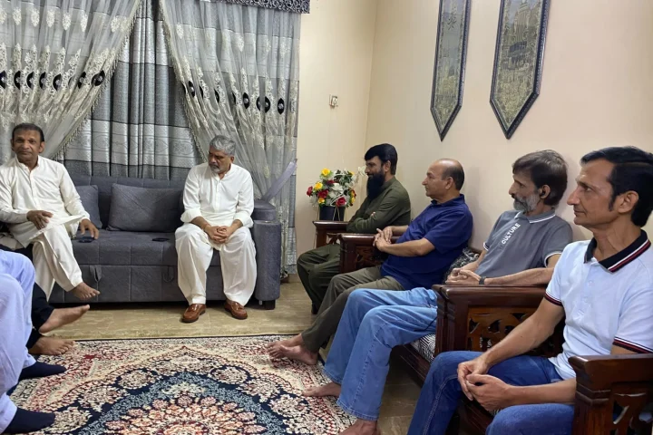 انیس احمد قائم خانی کی سینئر صحافی تنویر احد خان کی عیادت