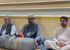کوئٹہ میں سرداری اور نوابی نظام کے خاتمے کی قرارداد پر بات کرتے بلوچستان کے قبائلی رہنما۔
