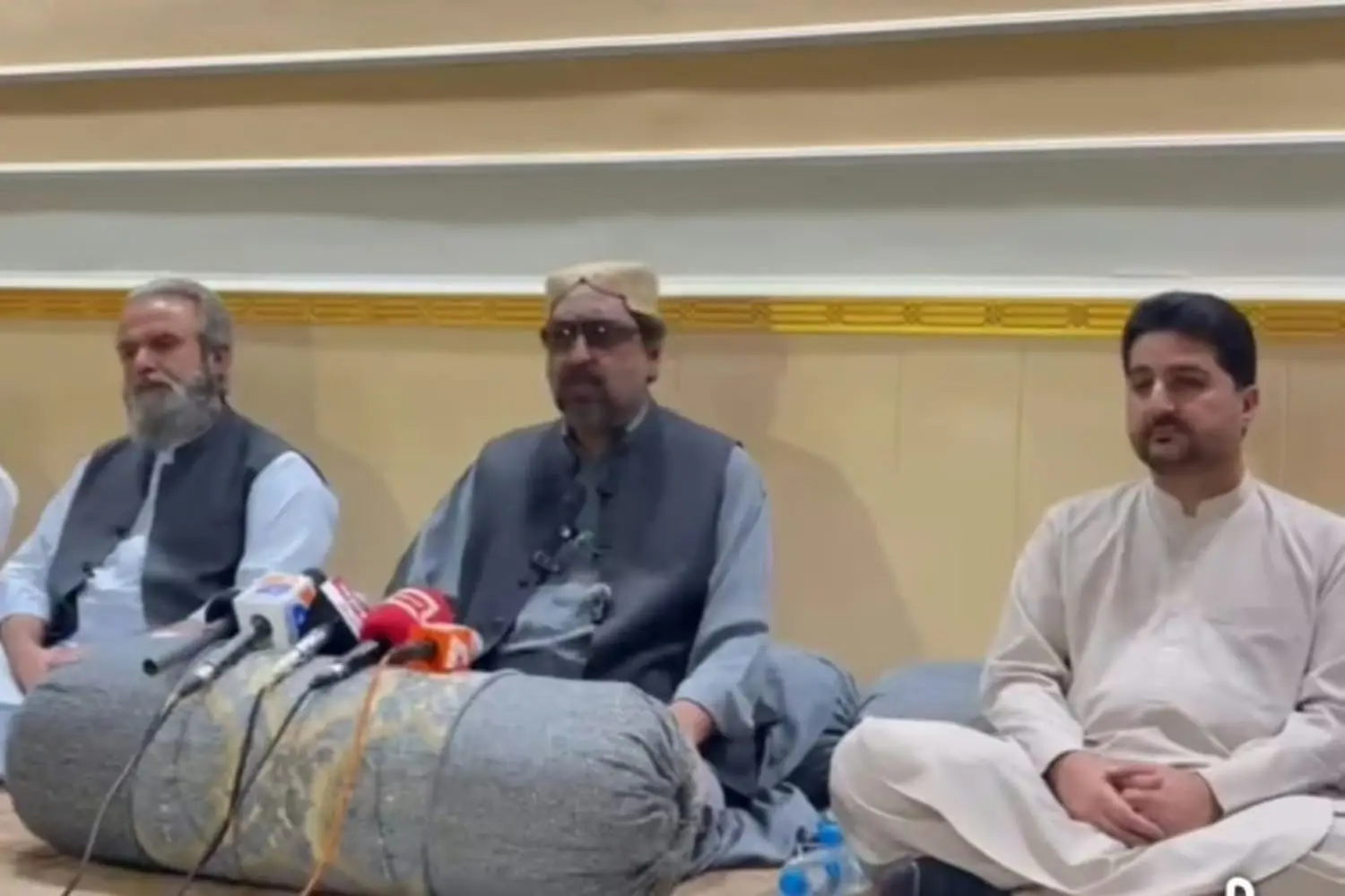 کوئٹہ میں سرداری اور نوابی نظام کے خاتمے کی قرارداد پر بات کرتے بلوچستان کے قبائلی رہنما۔
